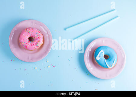 Flying donuts sur bleu Banque D'Images