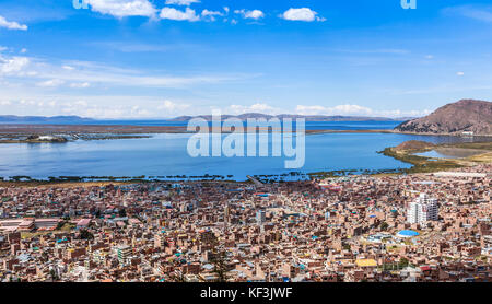 Ville péruvienne Puno et lac Titicaca au Pérou, panorama Banque D'Images