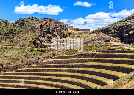 Ruines de l'ancienne ville inca avec terrasses sur la montagne avec cloud sky dans l'arrière-plan, Pisac, Pérou Banque D'Images