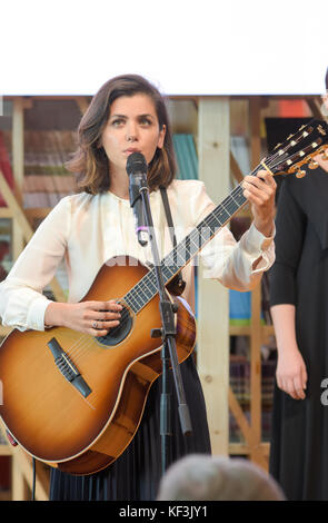 Francfort, Allemagne. 15 octobre 2017. Katie Melua (*1984), chanteuse, compositrice et musicienne géorgienne-britannique, jouant en direct lors de la cérémonie de remise du véhicule: Banque D'Images