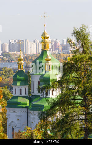 Vydubychi monastère situé avec vue panoramique sur Kiev. Vue panoramique de Kiev, Ukraine. Botanical garden Banque D'Images