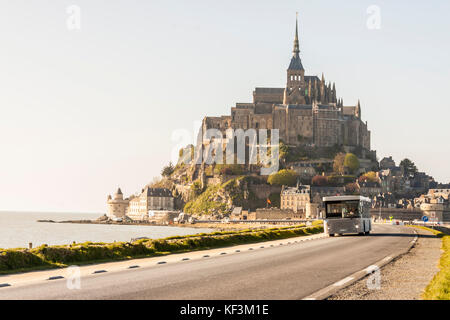 MONT SAINT-MICHEL, FRANCE - 23 avril:séjour touristique en bus sur la route vers le monastère de l'île avec l'UNESCO le 23 avril 2013 à Mont Saint Michele.Il a été utilisé dans 6- Banque D'Images