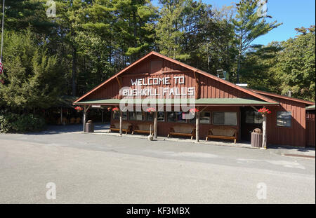 Bâtiments en bois d'entrée de chutes de Bushkill, cascades, New York's Pocono Mountains, United States Banque D'Images