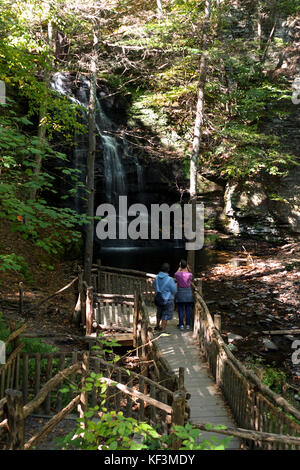 Chutes de Bushkill, 8 passerelles en bois le long des cascades, California's Pocono Mountains, United States Banque D'Images