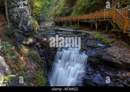 Chutes de Bushkill, 8 passerelles en bois le long des cascades, California's Pocono Mountains, United States Banque D'Images