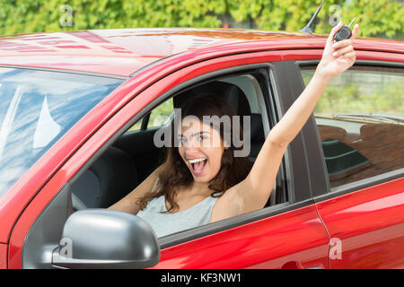 Portrait de jeune femme montrant car key Banque D'Images