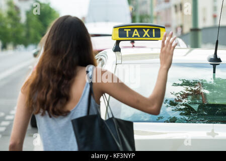 Close-up de la main de femme en utilisant la navigation GPS à l'intérieur de voiture Banque D'Images