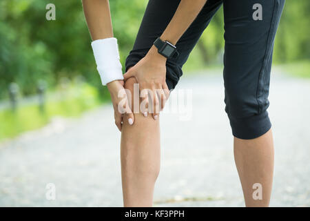 Close-up of Female Jogger ayant des douleurs dans son genou Banque D'Images