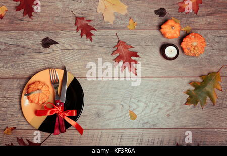 Réglage de la table avec un décor d'automne. fourchette, couteau, nappes, couverts, feuilles colorées. décorations de vacances.Le dîner de Thanksgiving. automne humeur, halloween, Thanksgiving, maison de vacances concept.vue d'en haut Banque D'Images