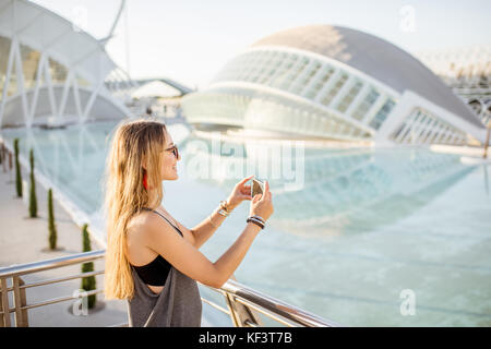 Femme à la cité des arts et des sciences à Valence complexe Banque D'Images