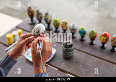 Artiste peindre un oeuf en bois. Ubud, Bali, Indonésie. Banque D'Images