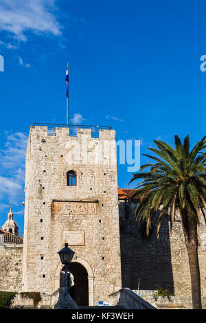 Le pont qui mène à la tour revelin, le land gate à travers les murs de la ville de Korcula la vieille ville - l'une des villes médiévales les mieux conservées de la medite Banque D'Images