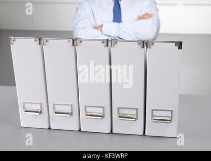 Businessman leaning on un dossier dans le bureau Banque D'Images