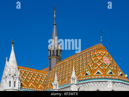 Toit en tuiles de l'Église Matyas Quartier du Château de Buda Budapest Hongrie supérieure Banque D'Images