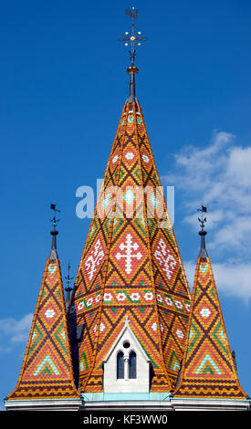 Sol carrelé spire l'Église Matyas Quartier du Château de Buda Budapest Hongrie supérieure Banque D'Images