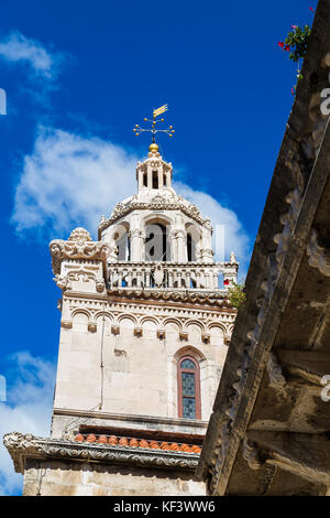 Les beaux détails sur l'extérieur de la cathédrale dans le centre de la vieille ville de Korcula, capturé contre un ciel bleu au cours de l'automne Banque D'Images