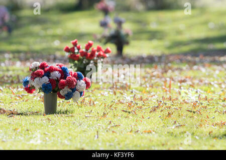 Des fleurs dans un cimetière à un jour d'automne au Colorado Banque D'Images