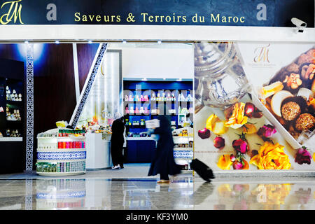 Femme avec bagages, Marrakech, Aéroport de Menara Banque D'Images