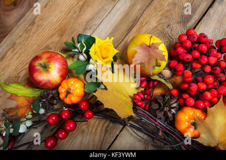 Citrouilles thanksgiving, épine-vinette, Rowan berries, feuilles d'automne et couronne de roses jaunes Banque D'Images