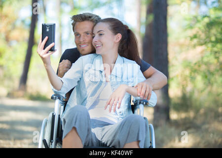 Jeune et beau garçon de prendre un avec une femme selfies Banque D'Images