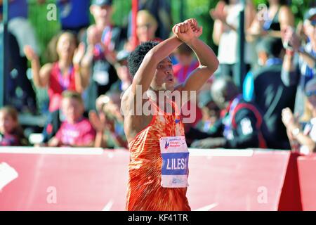 Feyisa Lilesa coureur élite de l'Éthiopie de franchir la ligne d'arrivée au Marathon de Chicago 2017. Chicago, Illinois, USA. Banque D'Images