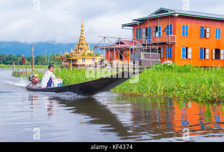 Des maisons sur pilotis en bois traditionnel dans le lac Inle au Myanmar Banque D'Images