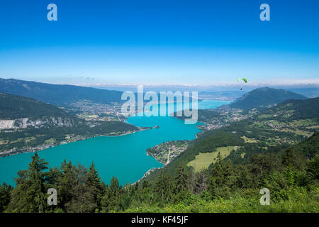 Le lac d'Annecy depuis le Col de la Forclaz parapente avec Banque D'Images