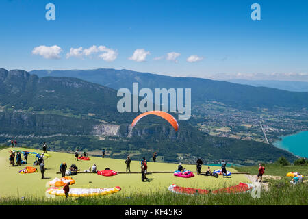 La préparation et le lancement de parapente du col de la Forclaz au dessus du lac d'Annecy Les Alpes France Banque D'Images