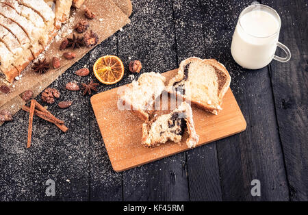 À partir d'un petit-déjeuner sucré high angle view, avec des tranches de quatre-quarts et une tasse de lait, sur une table en bois rustique Banque D'Images