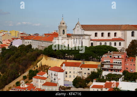 Vue panoramique de Lisbonne rom le Miradouro da nossa Senhora do Monte montrant l'Igreja e Convento da Graca Banque D'Images