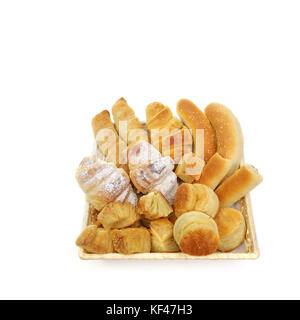 Assortiment de différents produits de boulangerie dans un panier à pain en osier ou sur fond blanc Banque D'Images