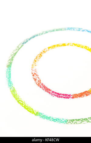 Photo recadrée de deux cercles avec les craies pastel colorés sur fond blanc Banque D'Images