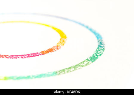 Photo recadrée de deux cercles avec les craies pastel colorés sur fond blanc Banque D'Images