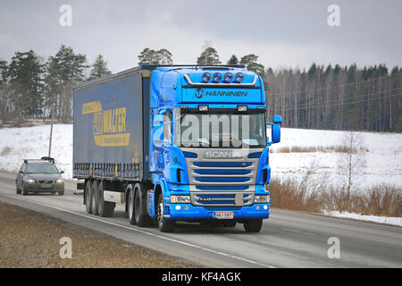 Karjaa, Finlande - le 5 mars 2016 : blue scania r440 camion transporte une cargaison curtainsider remorque dans le sud de la Finlande. En 2015, Scania est le finnois le mar Banque D'Images