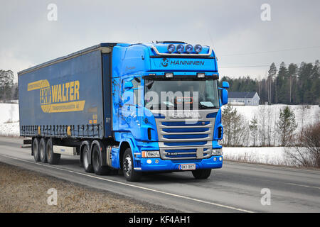 Karjaa, Finlande - le 5 mars 2016 : blue scania r440 camion transporte une cargaison curtainsider remorque dans le sud de la Finlande. En 2015, Scania est le finnois le mar Banque D'Images