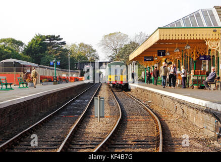 Un train diesel avec les passagers sur la plate-forme à la gare de North Norfolk à sheringham, Norfolk, Angleterre, Royaume-Uni. Banque D'Images