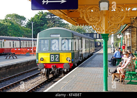 Un train diesel à l'arrêt à la gare de North Norfolk à sheringham, Norfolk, Angleterre, Royaume-Uni. Banque D'Images