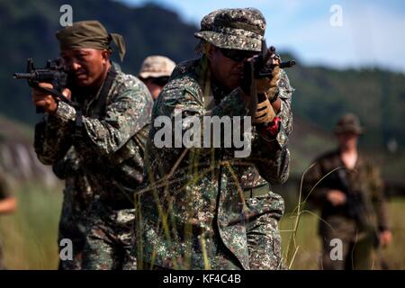 Conduite des marines philippins terrain urbain au cours de l'effort de formation kamandag au colonel ernesto p. ravina air base le 6 octobre 2017 aux Philippines. Banque D'Images