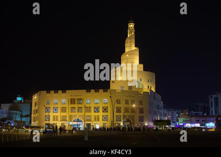 Doha, Qatar - 23 octobre 2017 : le centre islamique al fanar et mosquée dans le souk de la ville capitale du Qatar. Banque D'Images