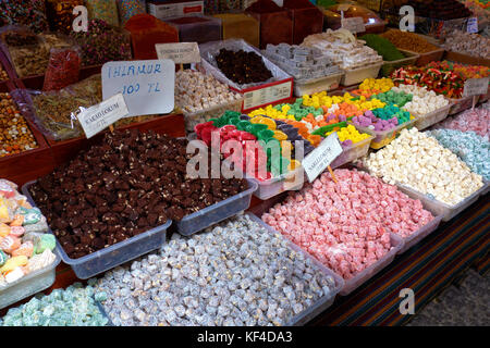 Affichage de bonbons colorés dans le Spice market dans le district d'Eminonu. Istanbul. La Turquie. Banque D'Images