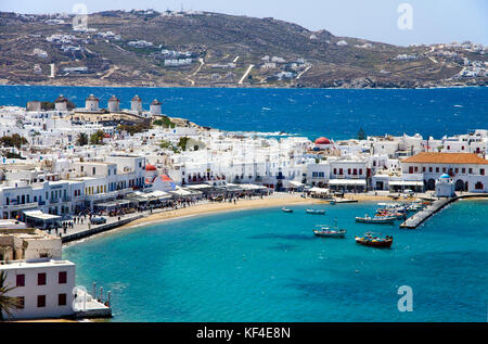 Vue sur Mykonos-ville avec les célèbres moulins à vent, Mykonos, Cyclades, Mer Égée, Grèce Banque D'Images