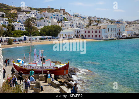 Vieux bateau de pêche comme eye catcher dans un restaurant, Mykonos-ville, Mykonos, Cyclades, Mer Égée, Grèce Banque D'Images