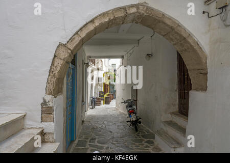 Passerelle sur un alley, vieille ville de Naxos-ville, l'île de Naxos, Cyclades, Mer Égée, Grèce Banque D'Images