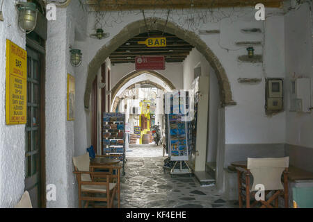 Boutique de souvenirs à une passerelle, ruelle étroite à l'ancienne ville de Naxos-ville, l'île de Naxos, Cyclades, Mer Égée, Grèce Banque D'Images