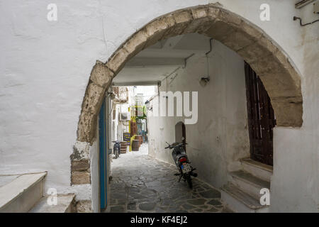 Passerelle sur un alley, vieille ville de Naxos-ville, l'île de Naxos, Cyclades, Mer Égée, Grèce Banque D'Images