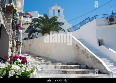 Ruelle typique avec un décor de fleurs et chapelle à Naxos-ville, Naxos, Cyclades, Mer Égée, Grèce Banque D'Images