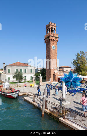 Campo San Stefano view, Murano, Venise, Italie avec la tour de l'horloge et la comète Étoile de verre aux côtés du canal Rio dei Vetrai Banque D'Images