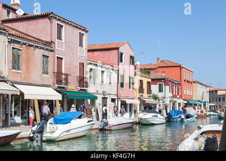 Bâtiments colorés avec des magasins et des bateaux amarrés le long du Rio dei Vetrai l'île de Murano, Venise, Vénétie, Italie Banque D'Images