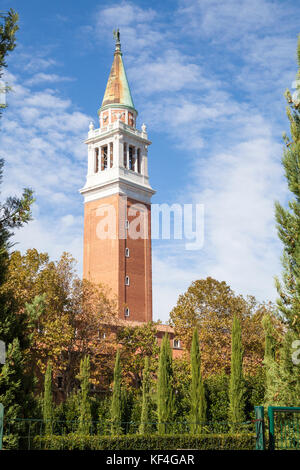 Le Campanile de San Giorgio Maggiore Island, Venise, Vénétie, Italie Vue de la Cypress Garden Banque D'Images