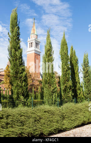 Le romarin aromatique de couverture herbacée bordant la promenade dans le parc en face de l'hôtel Campanile sur l'île de San Giorgio Maggiore, à Venise, Italie Banque D'Images